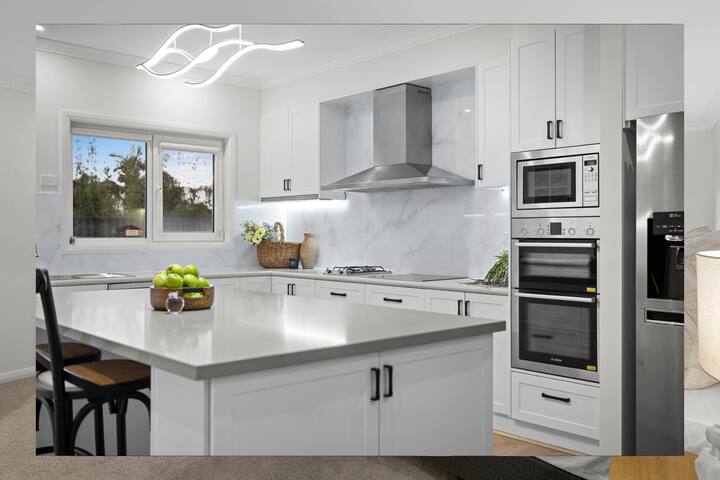 Indoor heated pool & spa, 7 bedroom 1000sq m home gallery image 4