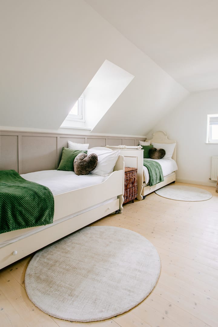 Schlafzimmer 3 mit Kommode und Kleiderschrank. 4 Betten. 2 alten Bauernbetten und 2 Betten zum Ausziehen. 

Die Betten sind 200x90cm (oben) und 180x90cm (unten zum Ausziehen). Im Sideboard gibt es Spiele, Bücher und Lego für Kinder von 0-12 Jahren.