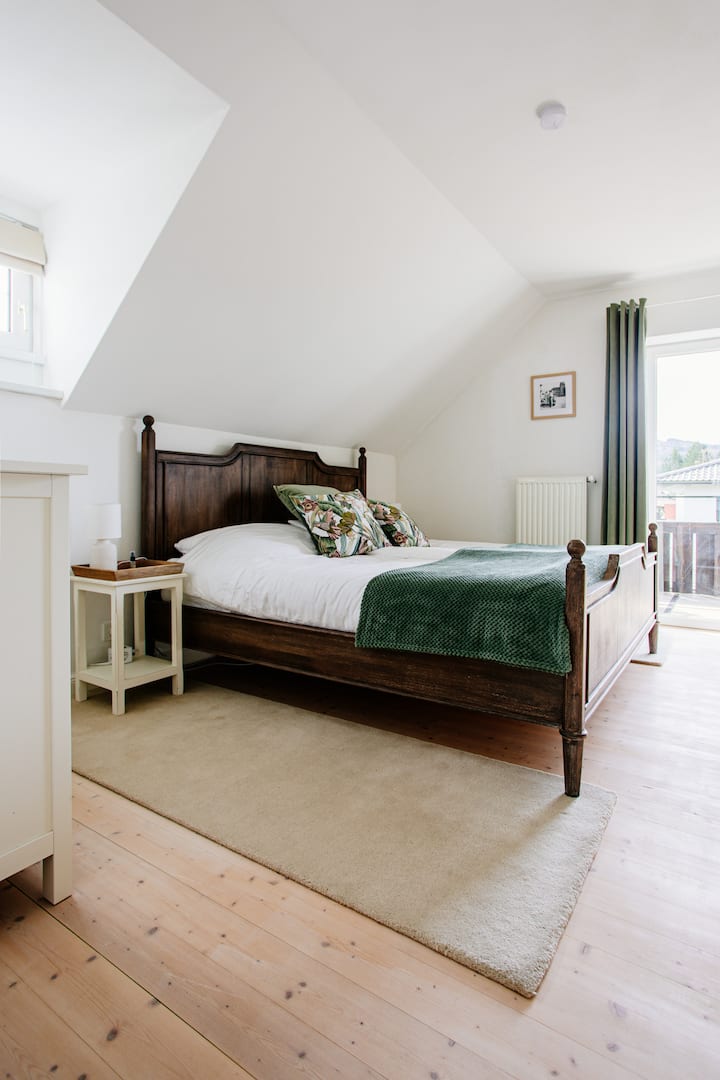 Schlafzimmer mit 2 Nachkästen, einer Kommode und kleinem Kleiderschrank. Bett mit einer Liegefläche von 200x180 cm/ King size bed.