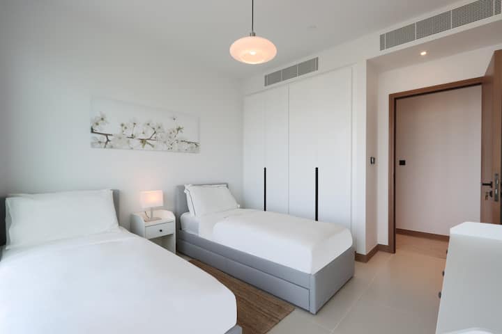 ห้องนอนคู่สว่างสดใสพร้อมโทนสีอ่อนและแสงสว่างทันสมัย