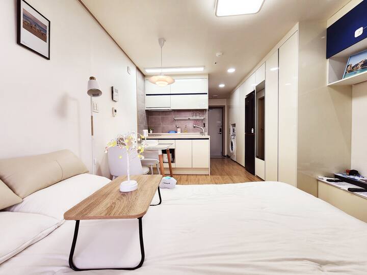 Friend's house] 10 minutes from airport # 5 minutes from