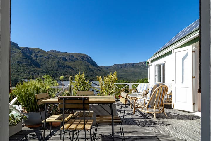 Mountainside in Hout Bay, close to sea & vineyards