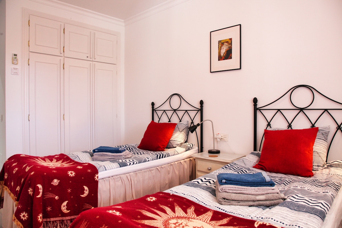 Dormitorio 2 con 2 camas individuales de 90x200 cm.