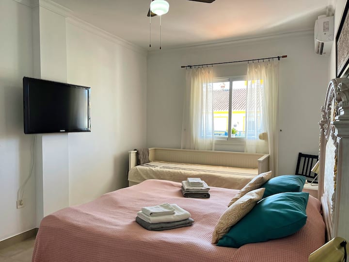 غرفة نوم رئيسية وتلفزيون مع كروم كاست