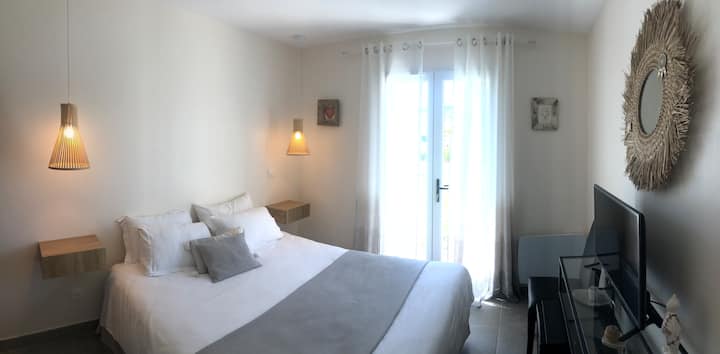 מצעים 160 * 200 חדר הלבשה/ Wi - Fi ואתרנט / מיני מקרר / טלוויזיה 