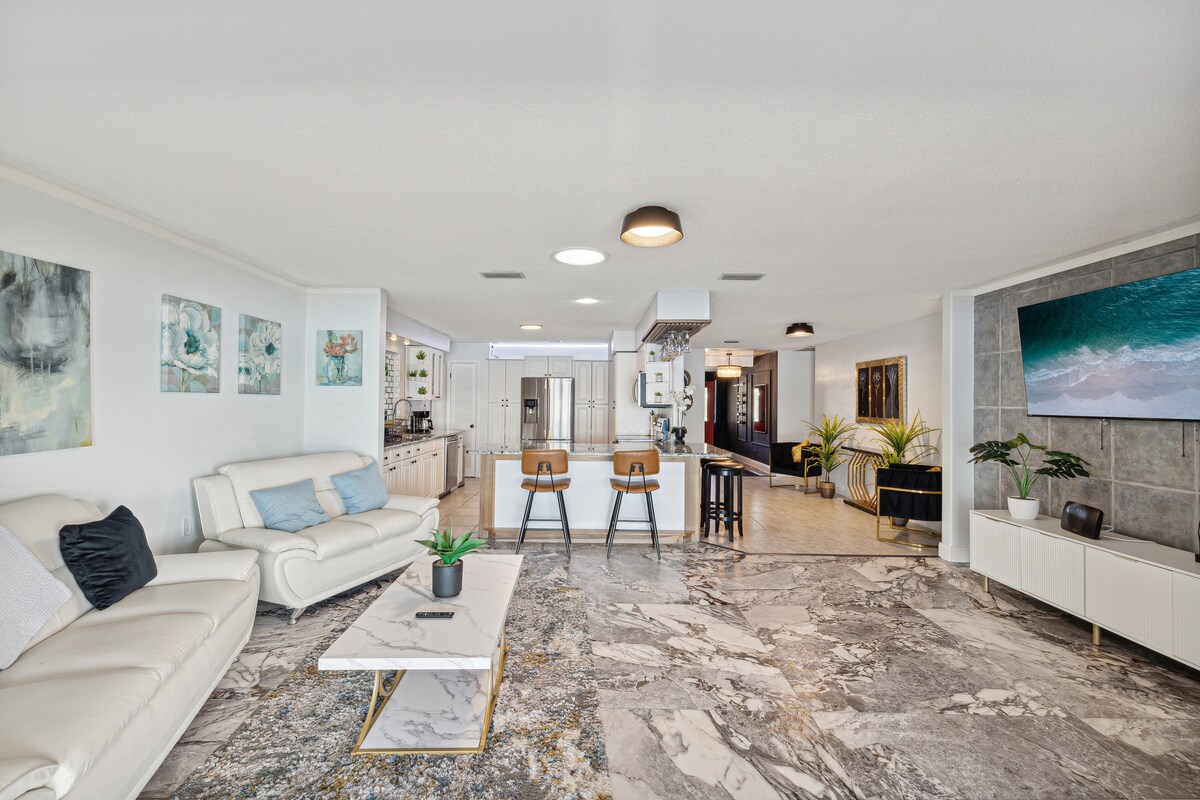 Popular Airbnb listing: Luxury Water Front Lake house in Hillsborough