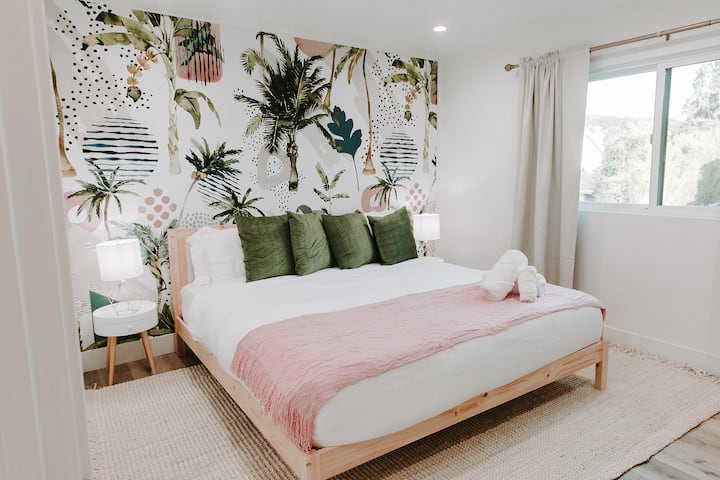 Indulge in luxury in our spacious bedroom, featuring a king-size bed, walk-in closet, and a full bathroom. Relax in comfort while enjoying entertainment on the 55-inch TV. Welcome to your deluxe retreat in the heart of Hollywood. ️ 