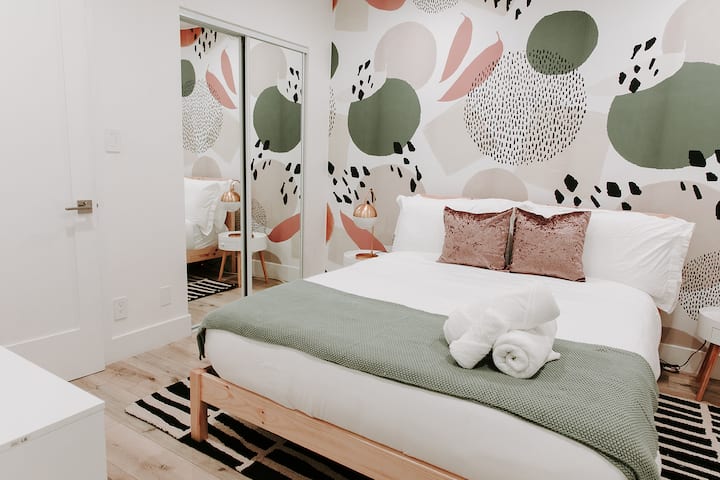 Unwind in comfort in our cozy bedroom, featuring a queen-size bed, mirrored closet, and a quaint chest of drawers. Welcome to your tranquil retreat in the heart of Hollywood. ️ #CozyComfort