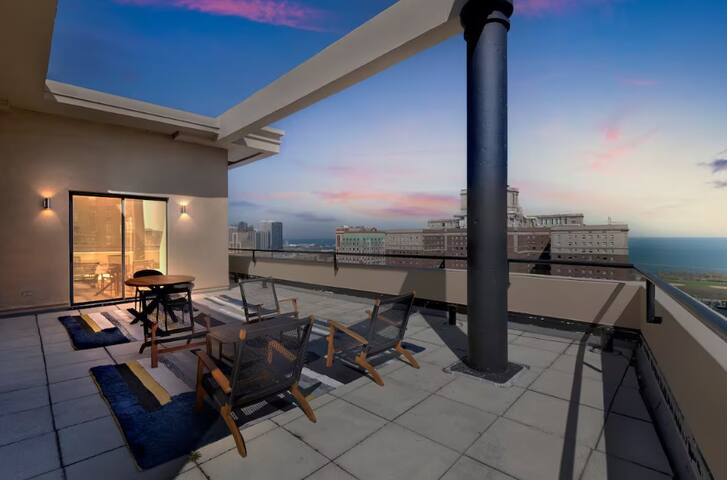 LUX Dtown Penthouses 9bd/9ba Sleep 25+Parking+Pool gallery image 3