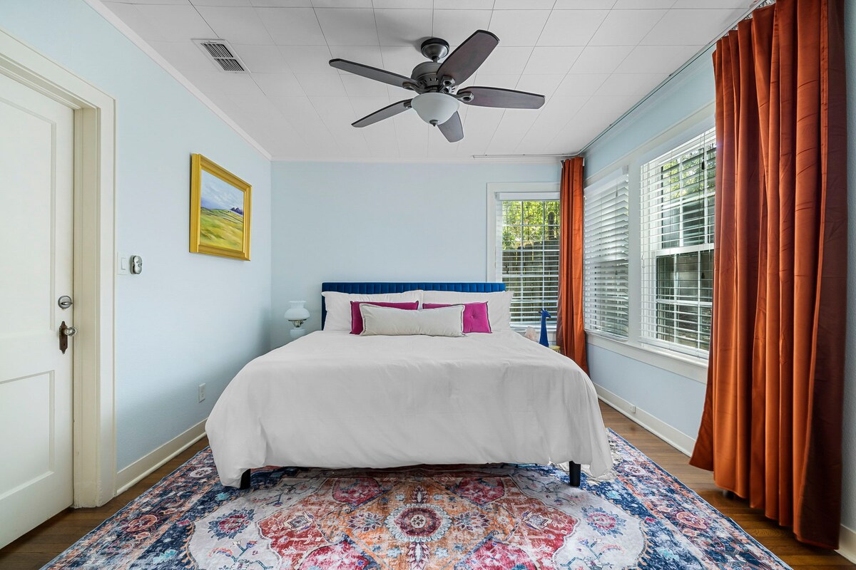 Jinyooshe kwenye kitanda cha kifahari chenye ukubwa wa kifalme kilicho na godoro la Zambarau kwa ajili ya starehe na usaidizi wa hali ya juu.