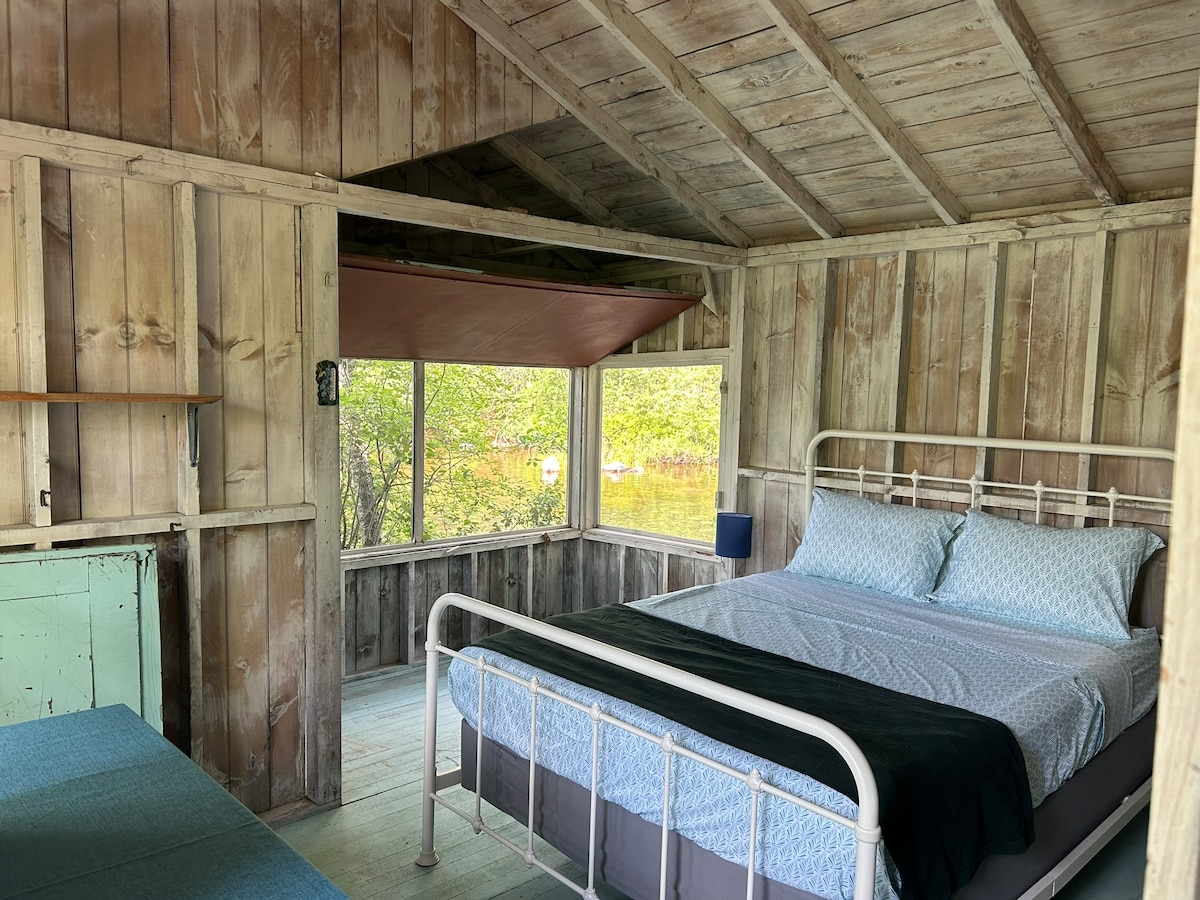 غرفة نوم كوين في بنك هاوس - متاحة في الصيف فقط. 