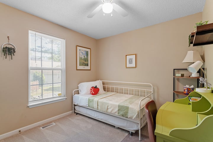 3号卧室是年轻房客的有趣度假胜地！ 这里有两张单人床，是终极过夜的地方。 房间里充满了自然光，凸显了舒适的装饰，空间充裕，可供小孩玩耍或远程工作。