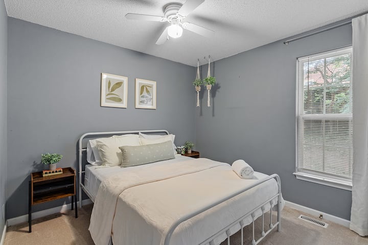 2号卧室是舒适与创意融为一体的地方。 从舒适的装饰到宽敞衣柜中的隐藏书桌，这里是放松和生产力的天堂。 一切都是为了让您有宾至如归的感觉。