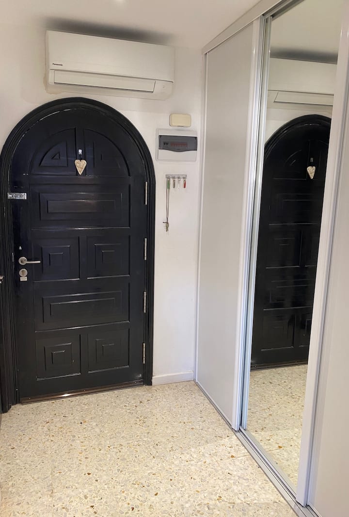 廊下には広々とした引き戸のワードローブとエアコンがあり、特に暖かい夜にアパート全体を冷やすことができます。