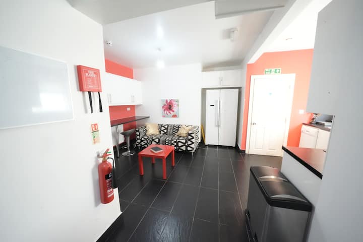 18 Bedrooms/ 18 Bathrooms/ 3 Full Houses Together - Ruislip
