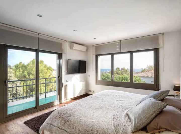 Master bedroom with sea views & 200x200 cm bed
