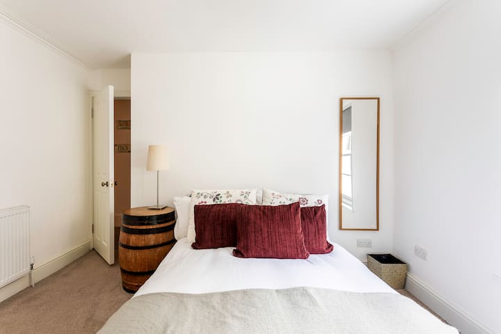 Spacious Camberwell House 30 min bus to Center gallery image 3