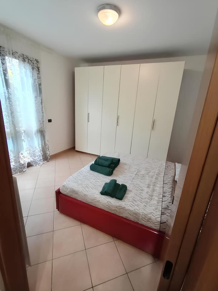 Spálňa, uteráky, 6-dverová skriňa, stojan na nábytok, žehliaca doska, žehliaca doska, písací stôl so stoličkou, televízor ukotvený k stene, prístup do súkromnej záhrady na exkluzívne použitie 