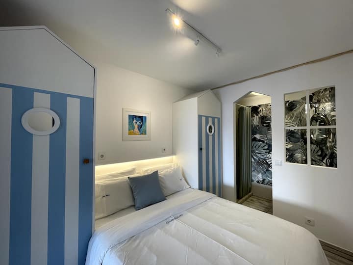 Dhomë gjumi e dytë, më kompakte, me qasje të drejtpërdrejtë në dhomën e ndenjjes. Me dushin dhe lavamanin e tij.  Perde errësuese dhe dyer të dyfishta 