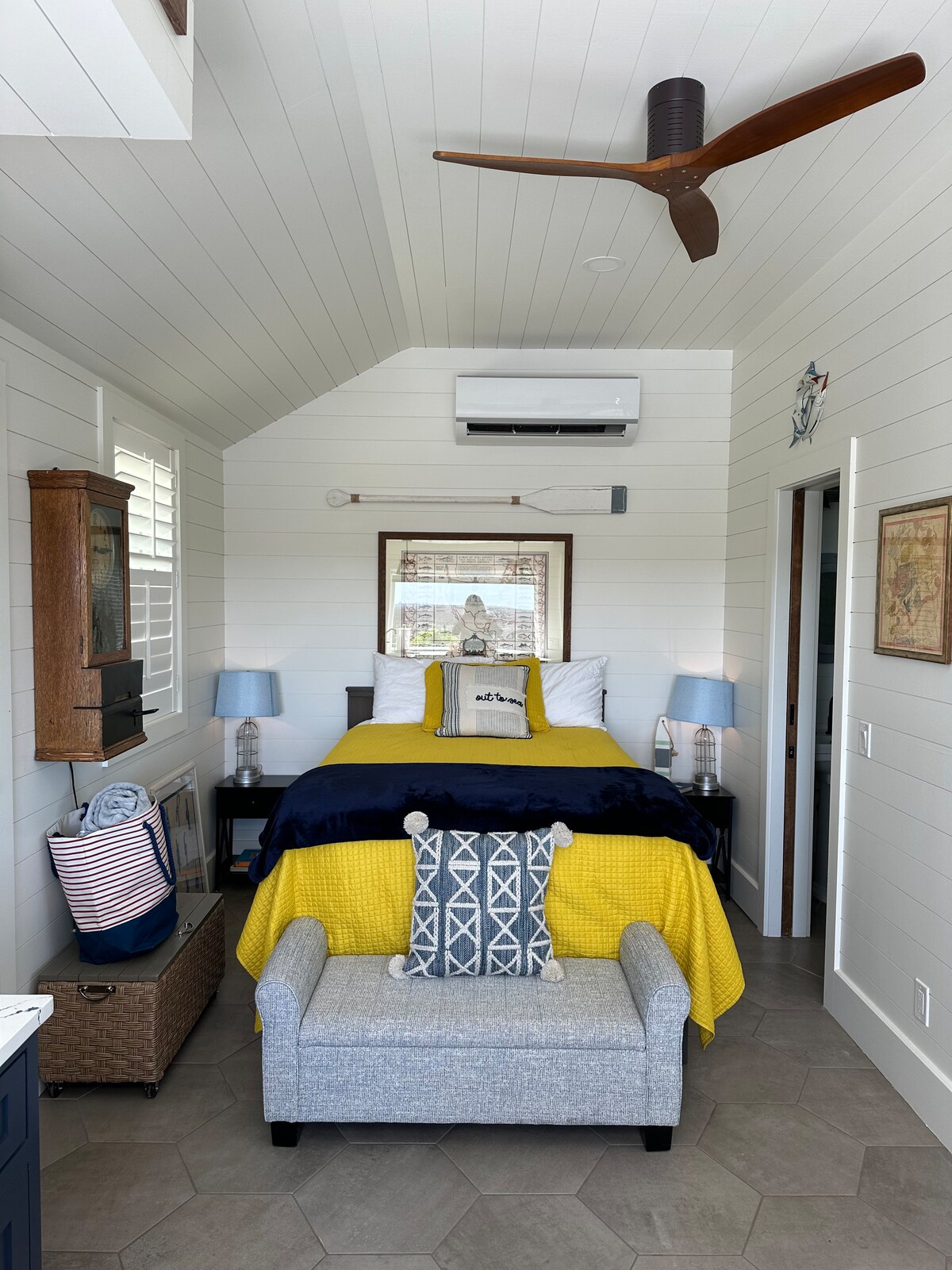 Chumba cha 6 cha kulala kiko katika nyumba ndogo iliyojitenga yenye jiko kamili na bafu kamili. 