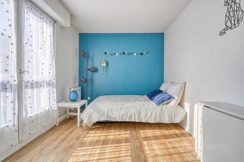 Bright, quiet studio, metro Paris 8 min away