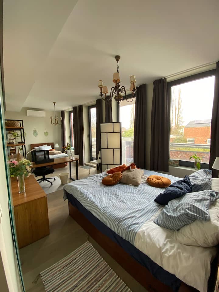 Zona e fjetjes me 1 krevat dopio "kingside" dhe 1 krevat dopio "kingside".  Hapësira e magazinimit,  tavolina e punës dhe karrigia e zyrës, dyert e tarracës. Paketa e shtrojave të krevatit dhe peshqirëve ofrohet. Ajër i kondicionuar 