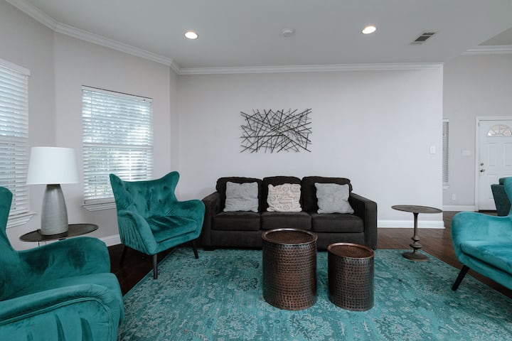 Foosball, Shuffleboard + Private Patio | Sleeps 14 - Dallas, TX