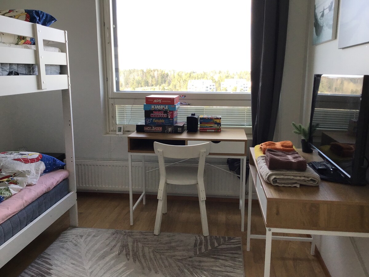 32"-იანი ეკრანი და სამაგიდო თამაშები.