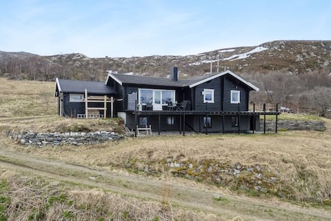Log house in beautiful Neverfjord