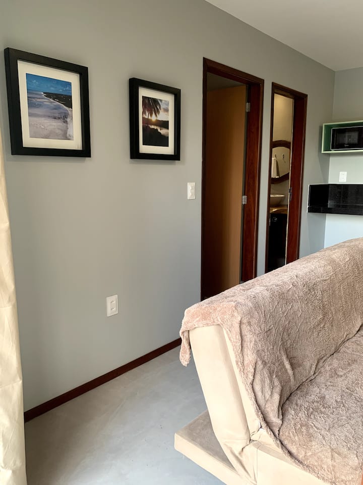 Disfruta de una cómoda sala de estar equipada con sofá cama, TV inteligente de 43pulgadas y aire acondicionado dividido para tu total bienestar. Con perfecta integración con la cocina completa, que cuenta con una mesa y sillas, ideal para comidas y momentos de convivencia.
