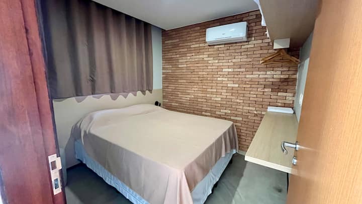 Esta habitación en el dormitorio plano y la sala de estar ofrece la máxima comodidad y practicidad. Tiene una cama doble tamaño queen, aire acondicionado dividido e iluminación acogedora para un sueño tranquilo, así como estantes y guacamayos para organizar tu ropa.