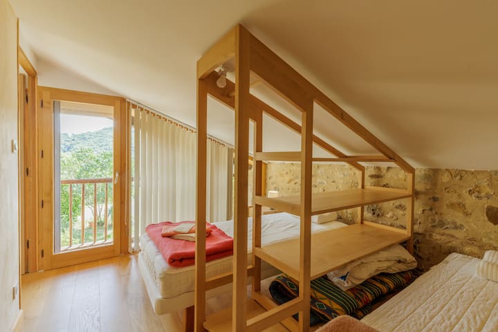 Habitación «anexo 2». Puerta ventana con persiana opaca y mosquitera plisada.
2 camas individuales de 190x80. Colchón de memoria.
