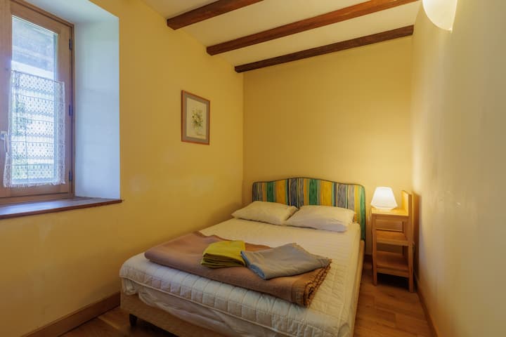 Habitación "Mélèze"  1 Cama doble 140x190 + mueble estanterías- armario (no visible en la foto. 