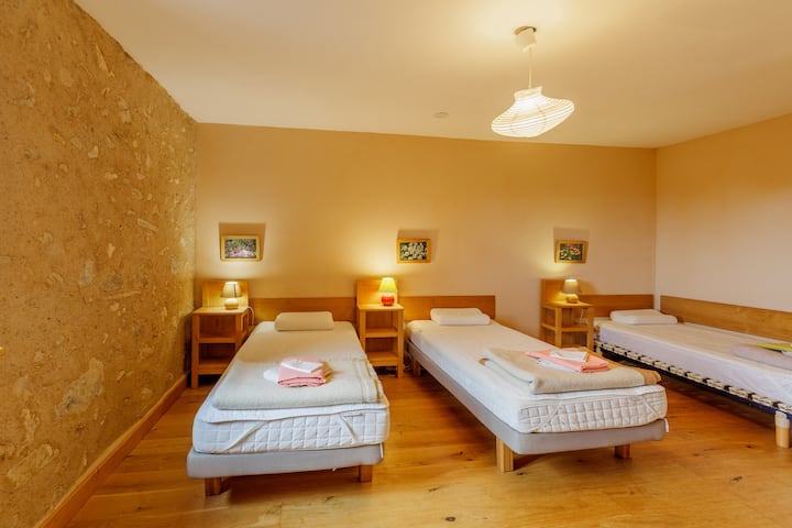 Habitación «Chataîgner». 
3 camas individuales de 200x90. Colchón de memoria.
Las camas individuales se pueden ensamblar para hacer una cama grande de 200x180 con sábanas grandes proporcionadas.