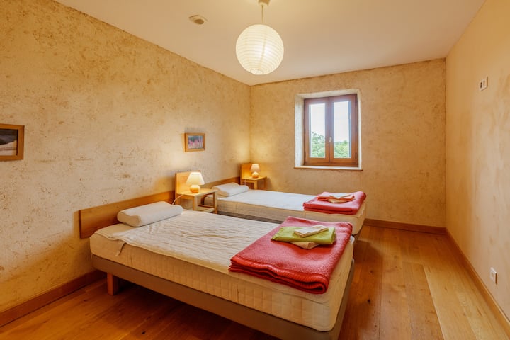 Habitación «Douglass». Ventana con persianas y mosquitera plisada.
3 camas individuales de 200x90. Colchón de memoria.
Las camas individuales se pueden ensamblar para hacer una cama grande de 200x180 con sábanas grandes proporcionadas.