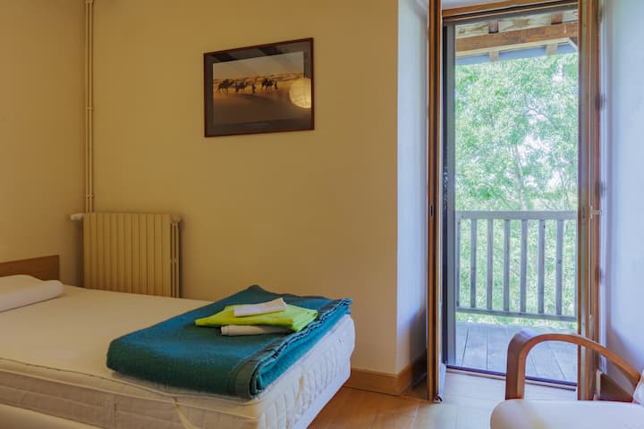 Habitación «Roble». Puerta ventana con cortina opaca y mosquitera plisada.
2 camas individuales de 200x90. Colchón de memoria.
Balcón con vistas al Pic de Midi de Bigorre.