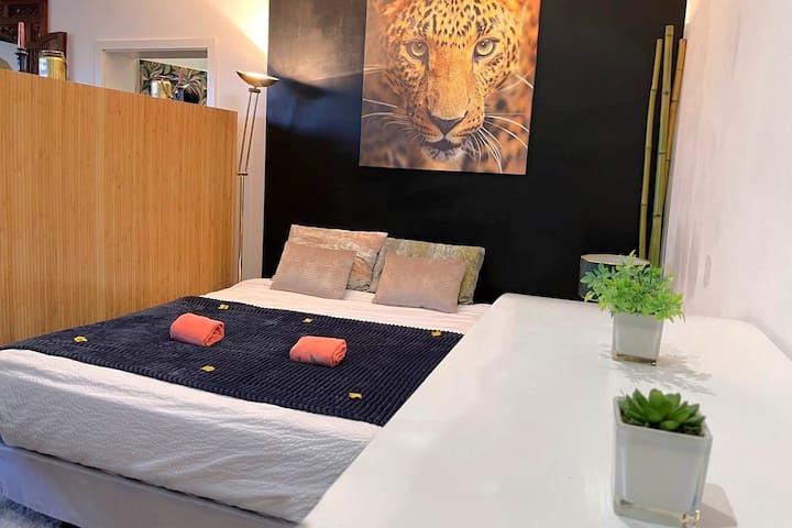 Plongez dans un cocon de douceur et de confort ! L'ESPACE NUIT vous attend avec son LIT DOUBLE QUEEN SIZE 160 x 200 cm MOELLEUX et ultra CONFORTABLE, son armoire et son meuble design. 