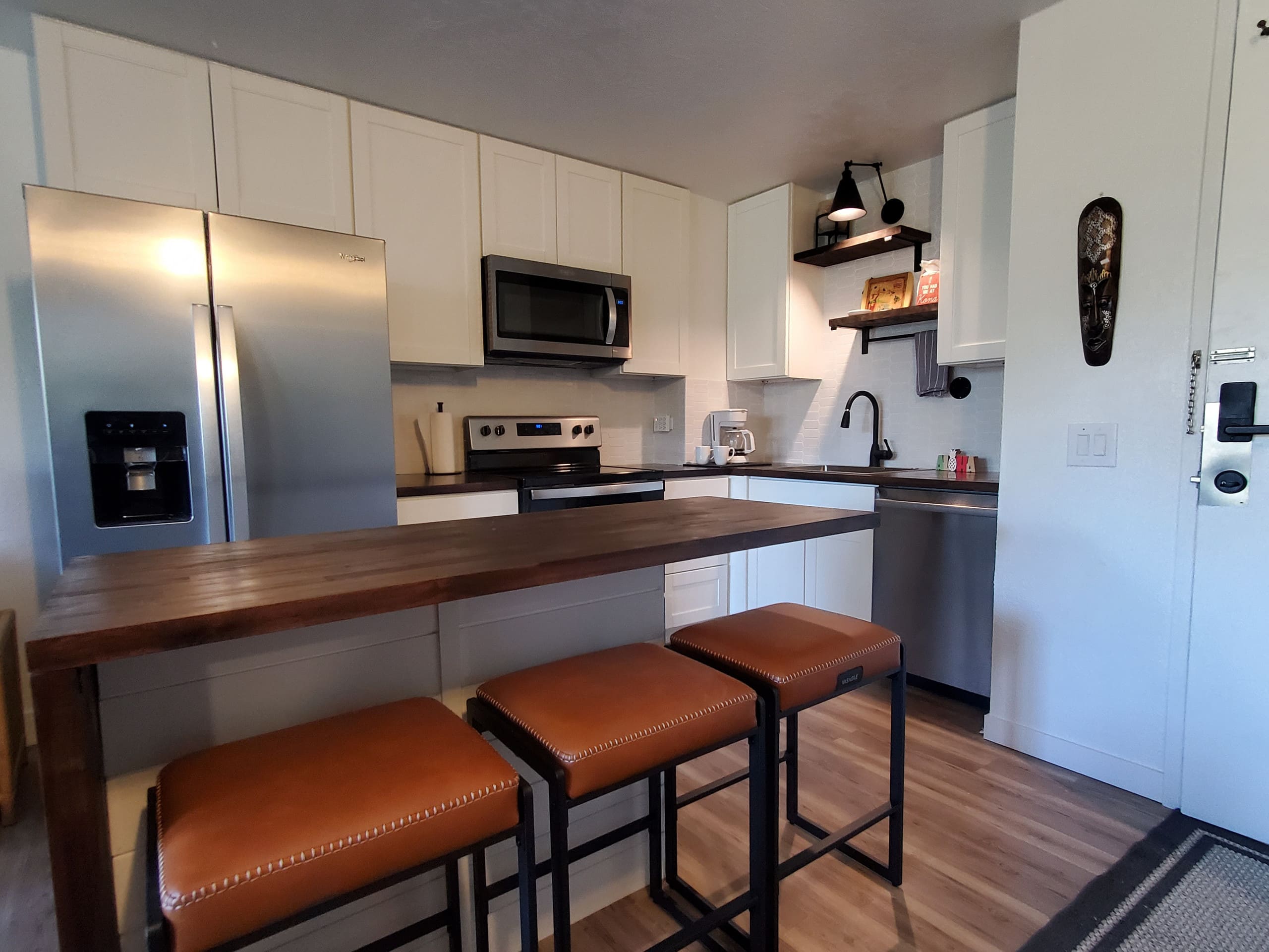 Beautiful 1 Bedroom with Full Kitchen and King bed - Photo 11
