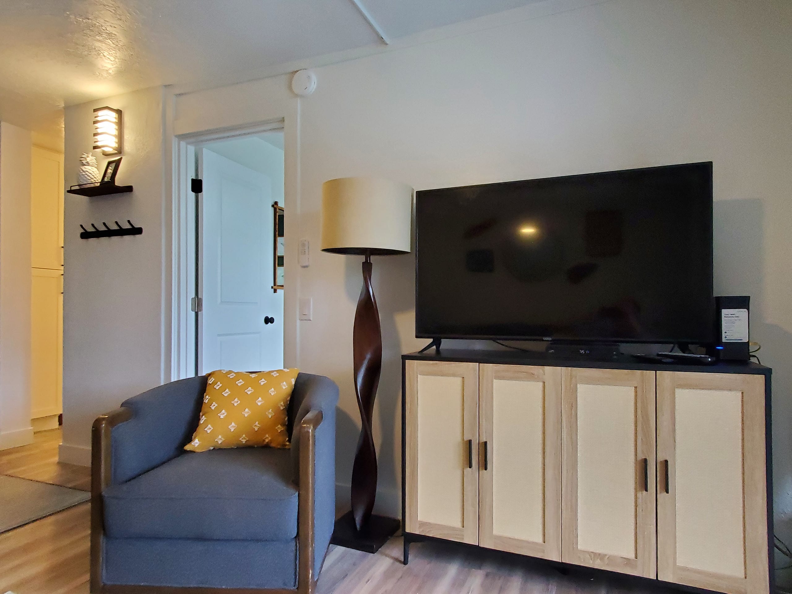 Beautiful 1 Bedroom with Full Kitchen and King bed - Photo 9