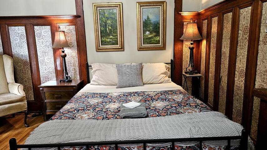 13 Bedroom House in the U-District gallery image 2