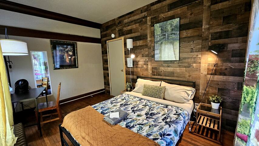 13 Bedroom House in the U-District gallery image 4