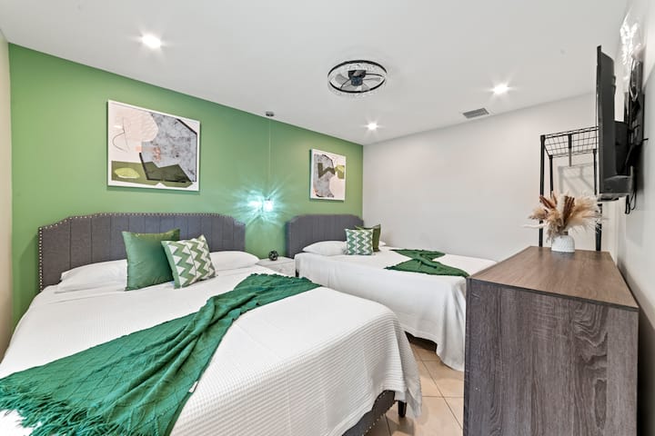 Vitanda 2 vya Malkia, Mwonekano mzuri wa Bwawa. 