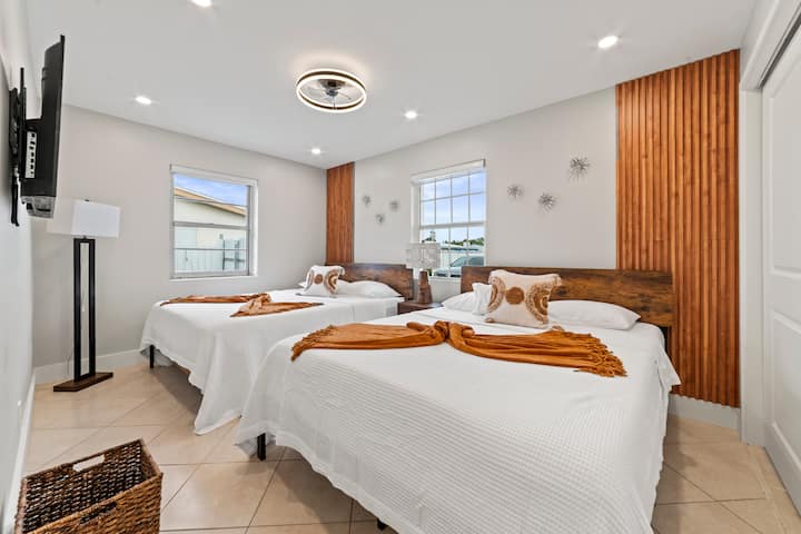  Vitanda 2 vya kifalme. Vina joto na starehe vinasubiri katika kitanda cha ukubwa wa malkia!!