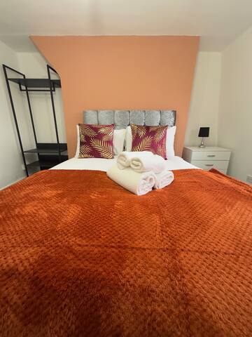 Stay At This Great Spacious 5-Bed Hackney Home gallery image 2