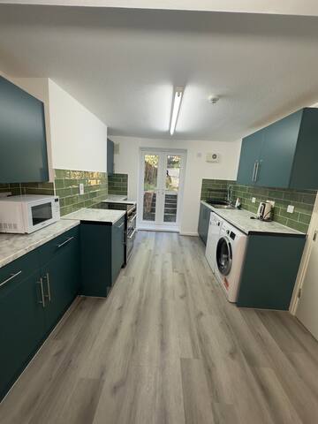 Stay At This Great Spacious 5-Bed Hackney Home gallery image 3