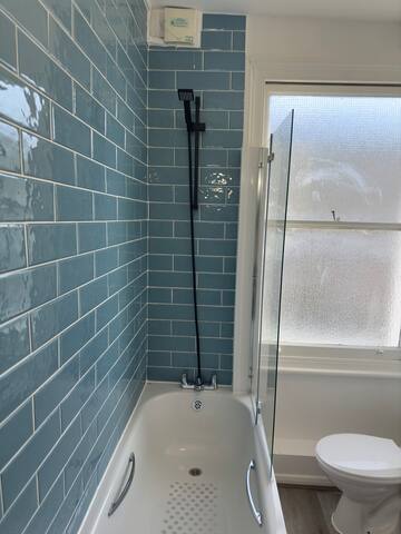 Stay At This Great Spacious 5-Bed Hackney Home gallery image 5