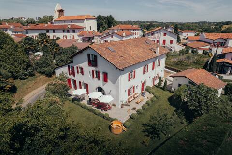 Famille house at 4km from the beach
