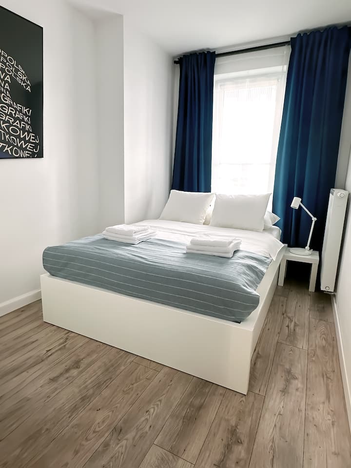 Ორადგილიანი საწოლი. თეთრეული დამატებითი ბალიშებითა და პირსახოცების ნაკრებით.