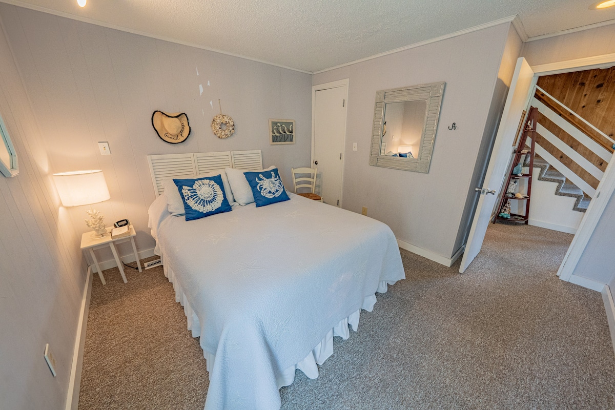 Queensize bed in slaapkamer beneden.