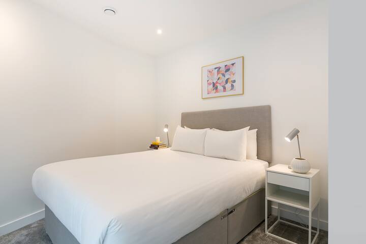 Chalk Farm retreat w/ pvt balcony gallery image 4